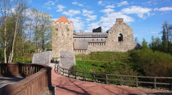 Punane Torn, Estonia